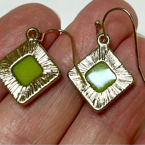 Green silver tone wire pierced earrings - jewelry - Picture 8 of 11